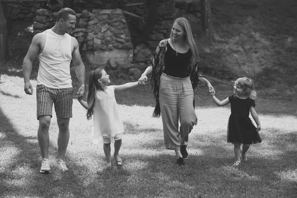 Meninas, mulher e homem sorriem na paisagem de verão — Fotografia de Stock