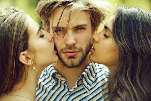 Kissing lányok szakállas férfi — Stock Fotó