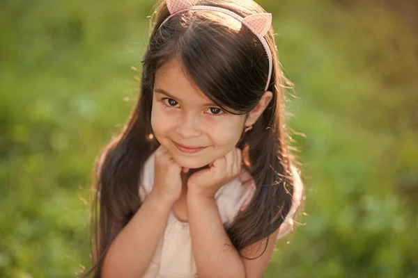 Bambino con capelli lunghi, acconciatura, sguardo sorridente — Foto Stock