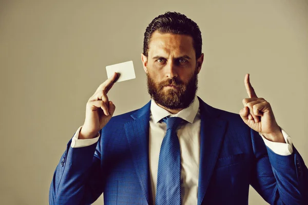 Üres névjegykártyát a kezét, az ember vagy az ügyvezető — Stock Fotó
