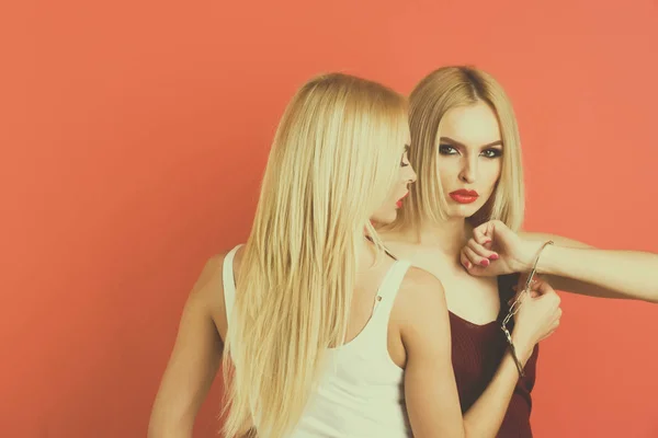 Chicas gemelas de moda o hermosas mujeres amigas con cabello rubio —  Fotos de Stock