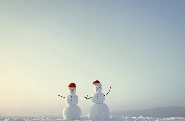 Boneco de neve casal ao ar livre . — Fotografia de Stock