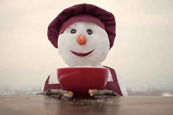 눈사람 요리사 주방 접시와 함께 겨울에 — 스톡 사진