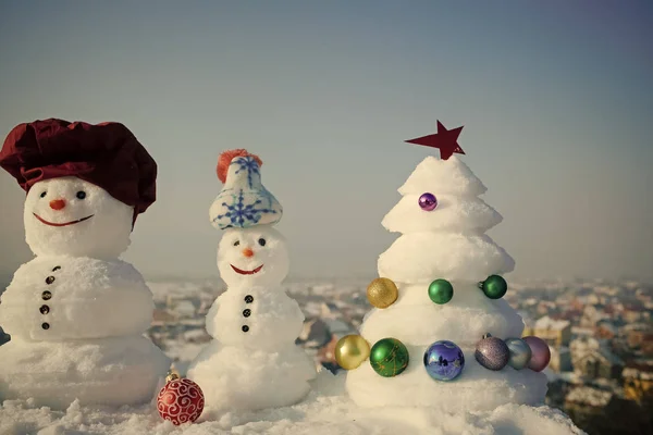 Muñecos de nieve sobre fondo azul cielo — Foto de Stock