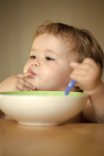 Портрет серьезного мальчика, поедающего — стоковое фото