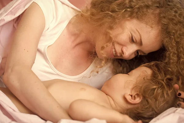 Mère souriant au bébé — Photo