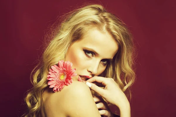 Närbild Porträtt Vacker Sexig Passionerad Blond Kvinna Med Långt Lockigt — Stockfoto
