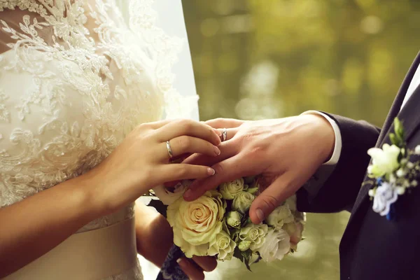 Anillos de cambio de pareja — Foto de Stock