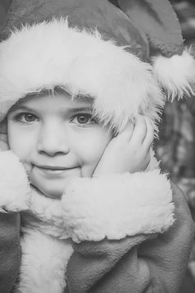 Weihnachtsglückliches Kind mit rotem Hut. — Stockfoto