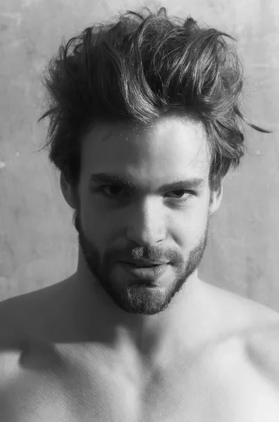 Hombre barbudo guapo con barba y corte de pelo elegante — Foto de Stock