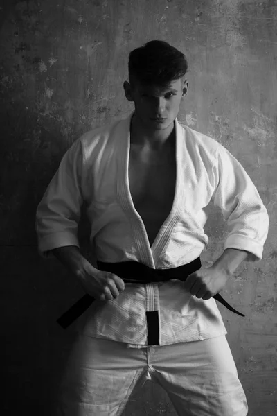 Karate caucasico uomo in kimono bianco — Foto Stock