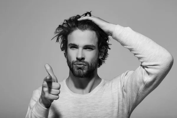 Capelli e barba dell'uomo in biancheria intima bianca — Foto Stock