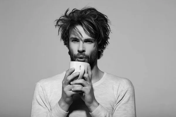 Rinfresco mattutino dell'uomo con tazza di tè, caffè — Foto Stock