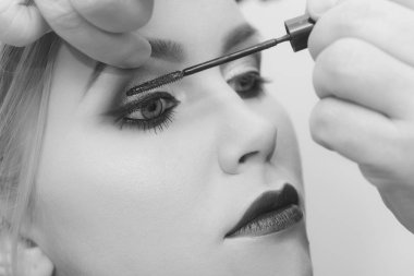 moda model kızın maskara kirpik üzerinde