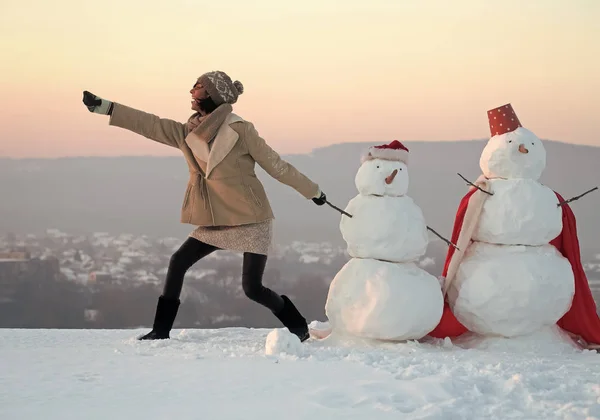 Santa Claus chica con muñeco de nieve . — Foto de Stock