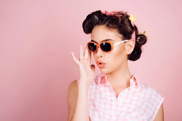 Mulher dona de casa vintage fazer penteado. salão de beleza e cabeleireiro. Pin up girl. menina feliz em óculos de verão. mulher retro com maquiagem de moda. Beleza e moda. Confiante em seu estilo — Fotografia de Stock