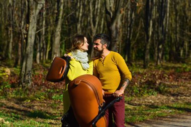 Hafta sonları seviyorlar. Aşık çift sonbahar park açık yürüyün. Mutlu aile üyeleri ile bebek arabası