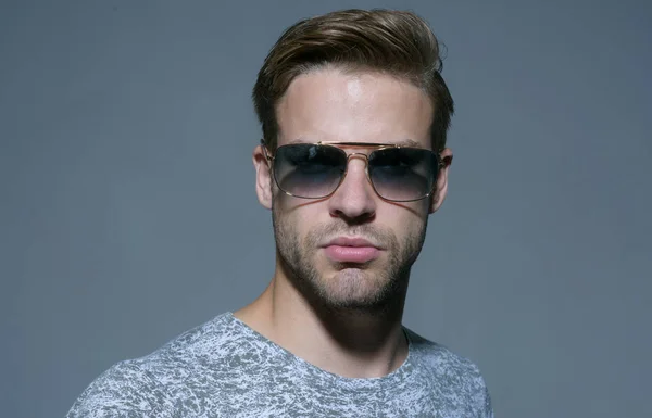 Dándole al hombre confianza y precisión. Gafas de moda. Un hombre guapo usa anteojos. Modelo de moda en gafas de sol de moda. Hombre de moda. Tejiendo la mezcla única de lujo en las gafas — Foto de Stock