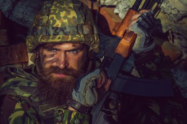 Kızgın yüzlü asker.