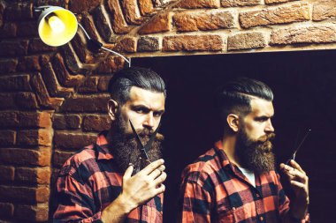 adam ayna yakınındaki makas ile kesme