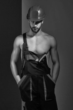 Seksi kaslı erkek yapıcı.