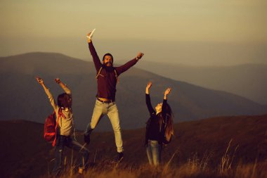 Arkadaşlar dağda yürüyorlar