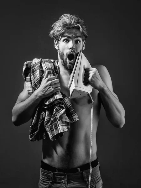 Hombre en topless grita con hierro — Foto de Stock