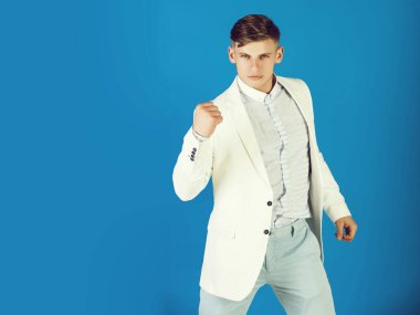 Kazanan jestle bağıran adam