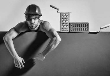 Seksi kaslı erkek yapıcı.