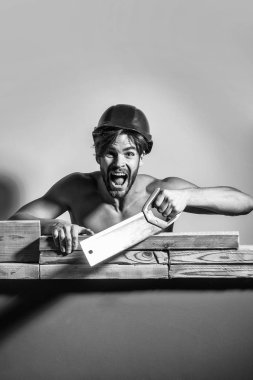 Seksi kaslı erkek yapıcı.