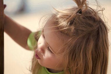 Çocuk küçük çocuk meraklı çok güzel yüzüyle gözetleme