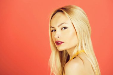 Sevimli yüz ve sarı uzun saçları olan güzel kadın