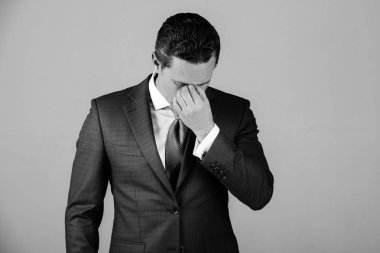 Mavi takım elbiseli adam duygu baş ağrısı