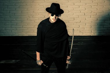 Savaşçı siyah güneş gözlüğü, şapka ve kıyafet, üstten görünüm