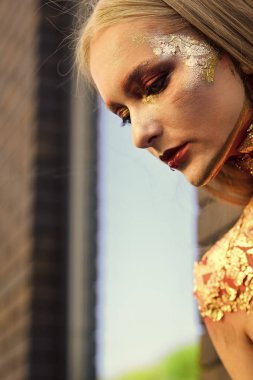 Seksi vampir kadın dudakları ile kan