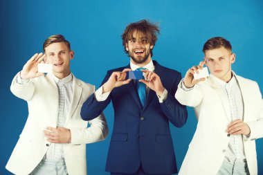 Bir grup insan mavi arka plan üzerinde gülümseyen