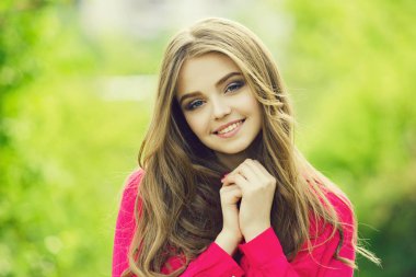 Moda model yeşil arka plan üzerinde.