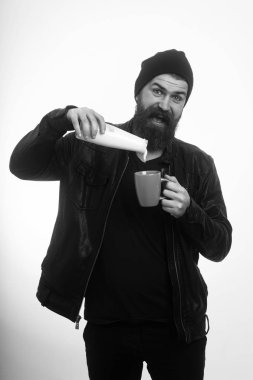 Uzun sakallı adam tutun süt şişesi.