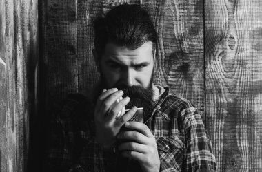 adam mavi plastik bardak açma