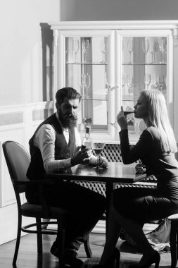 Kız ve erkek arkadaşı restoranda dating