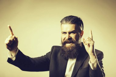 Ceketli sakallı yakışıklı adamı