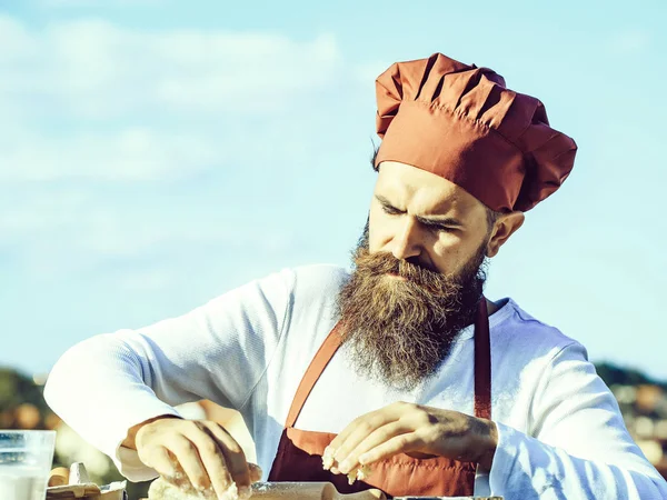 Ο άνθρωπος μάγειρας ζύμωσης ζύμη — Φωτογραφία Αρχείου