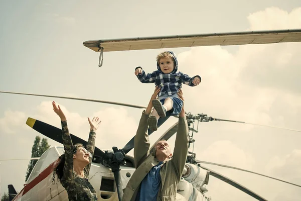 Matka, ojciec i dziecko podekscytowany, chodzenie w na zewnątrz muzeum lotnictwa. Szczęśliwa rodzina spędzić czas razem na wycieczkę, helikopter lub samolot na tle, słoneczny dzień. Koncepcja rozwoju i wychowania. — Zdjęcie stockowe