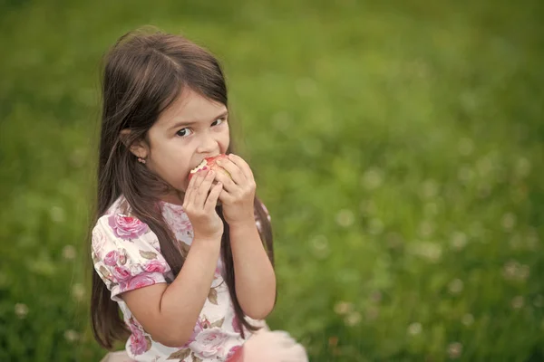 Menina retrato comendo maçã vermelha — Fotografia de Stock