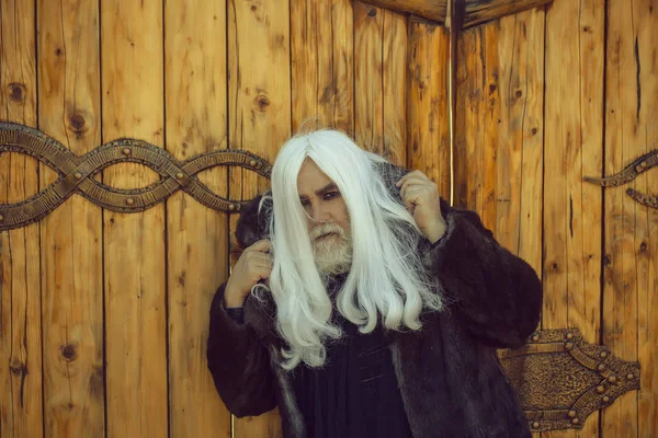 Hombre barbudo sobre fondo de madera — Foto de Stock