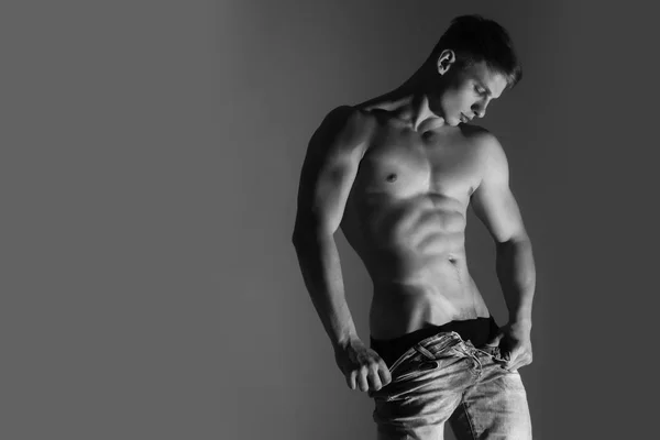 Sexig man med nakna, stark torso strippar blå jeans — Stockfoto