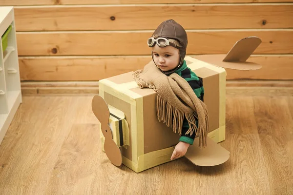 Pequeño niño jugando piloto de avión —  Fotos de Stock