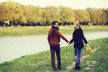 Sonbahar parkında genç bir çift