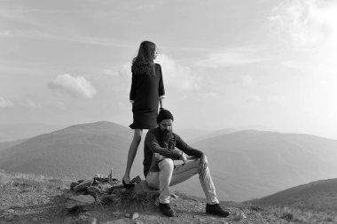 Dağın tepesinde Çift