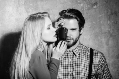 Kız ve erkek arkadaşı Likör şişesi ile poz